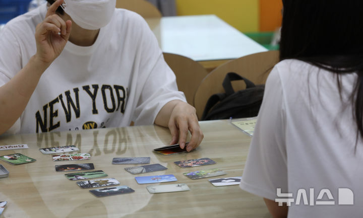 [서울=뉴시스] 조수정 기자 = 2022년 8월 서울 노원구 당현초등학교에서 열린 여름방학학교에서 서울지역 탈북 학생들이 선생님과 1대1 멘토링 형식으로 맞춤형 학습 지원을 받고 있다. 2022.08.01. chocrystal@newsis.com