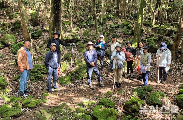 [제주=뉴시스] 양영전 기자 = 서귀포시 호근동 마을 주민들이 미로숲 환경 정비를 하고 있는 모습. (사진=호근동생태관광협의체 제공) 