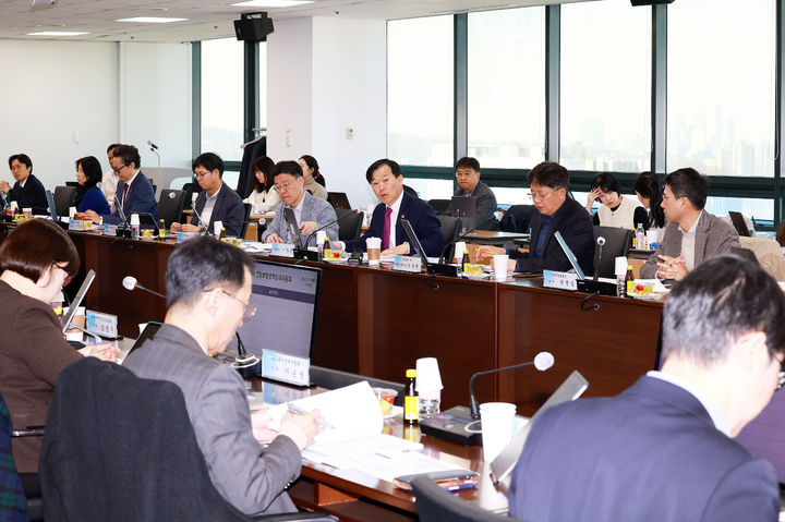 [서울=뉴시스] 이형훈 보건복지부 제2차관이 28일 오후 국제전자센터에서 열린 건강보험정책심의위원회 회의에서 발언하는 모습 (사진=보건복지부 제공) 2025.11.28. photo@newsis.com *재판매 및 DB 금지