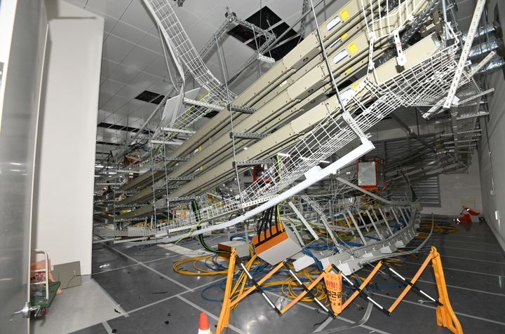 [서울=뉴시스] 28일 오전 서울 금천구의 한 건물 서버실에서 붕괴 사고가 발생해 6명이 다쳤다.(사진=금천소방서 제공) *재판매 및 DB 금지