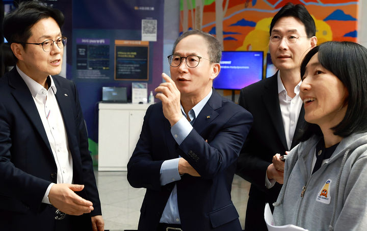 28일 서울 여의도 국민은행 신관에서 진행된 7회 테크포럼에서 KB금융그룹 양종희 회장(왼쪽 두번째), 이창권 디지털·IT부문장(왼쪽 세 번째), 국민은행 오상원 테크그룹 부행장(왼쪽 첫 번째)이 AI 기술 설명을 듣고 있다. (사진=KB금융 제공) *재판매 및 DB 금지