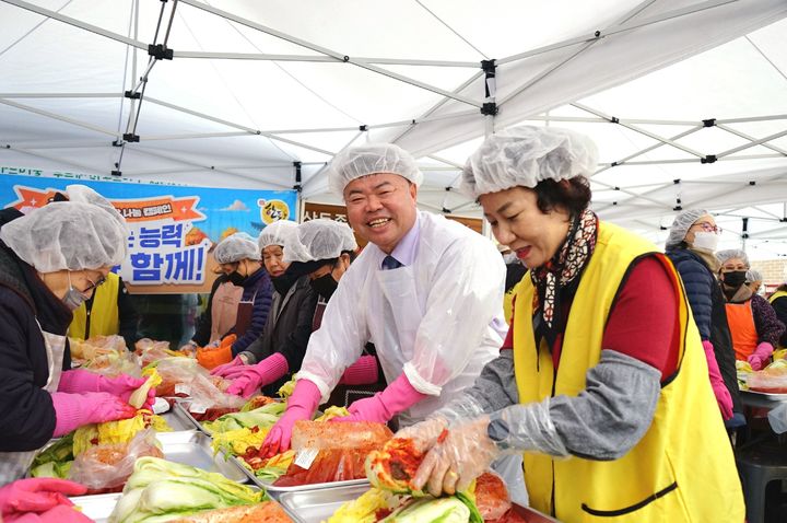 한돈자조금 이기홍 위원장이 자원봉사자들과 함께 김장 김치를 담그고 있다. (사진=한돈자조금) *재판매 및 DB 금지