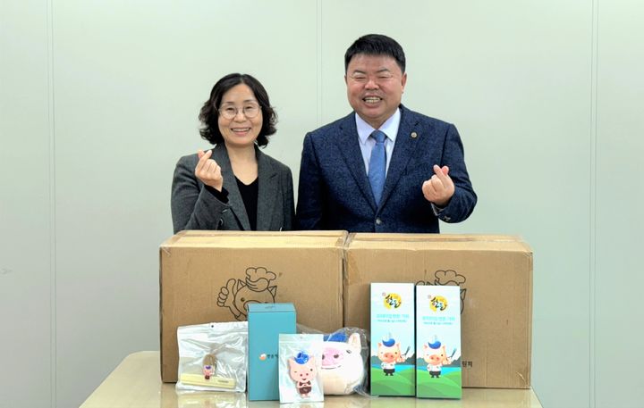 한돈자조금 이기홍 위원장(오른쪽)이 27일 경기 부천시 상동종합복지관에서 강희복 부관장에게 수육용 한돈과 한돈 굿즈를 전달하고 있다. (사진=한돈자조금) *재판매 및 DB 금지