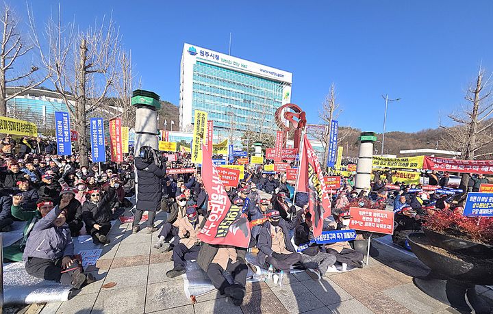 [횡성=뉴시스] 이덕화 기자 = 28일 강원 횡성군민들이 원주시청 앞에서 총 궐기대회를 열고 '상수도보호구역' 해제에 대한 원주시의 전향적인 태도 변화를 요구하고 있다. 2025.11.28. wonder8768@newsis.com *재판매 및 DB 금지