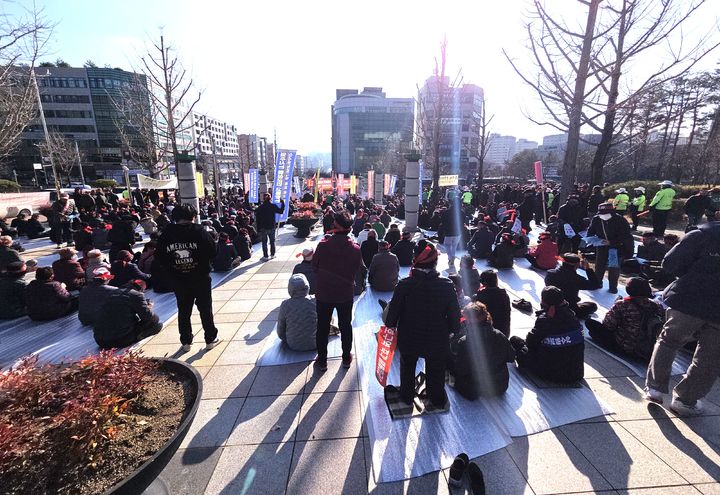 [횡성=뉴시스] 이덕화 기자 = 28일 강원 횡성군민들이 원주시청 앞에서 총 궐기대회를 열고 '상수도보호구역' 해제에 대한 원주시의 전향적인 태도 변화를 요구하고 있다. 2025.11.28. wonder8768@newsis.com *재판매 및 DB 금지