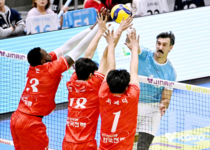 [서울=뉴시스] 남자 프로배구 대한항공의 러셀이 28일 수원체육관에서 열린 진에어 2025~2026 V-리그 남자부 한국전력과의 경기에서 공격을 시도하고 있다. (사진=KOVO 제공) 2025.11.28.