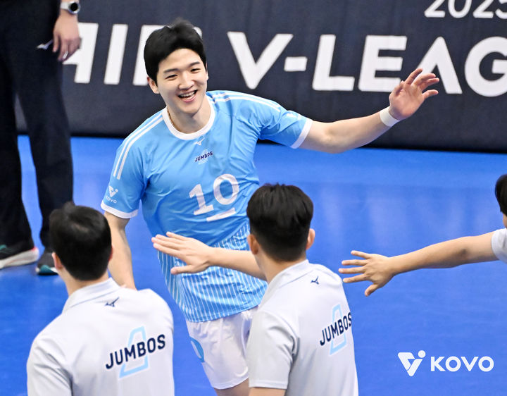 [서울=뉴시스] 남자 프로배구 대한항공의 정지석이 28일 수원체육관에서 열린 진에어 2025~2026 V-리그 남자부 한국전력과의 경기에서 득점에 성공한 뒤 기뻐하고 있다. (사진=KOVO 제공) 2025.11.28.