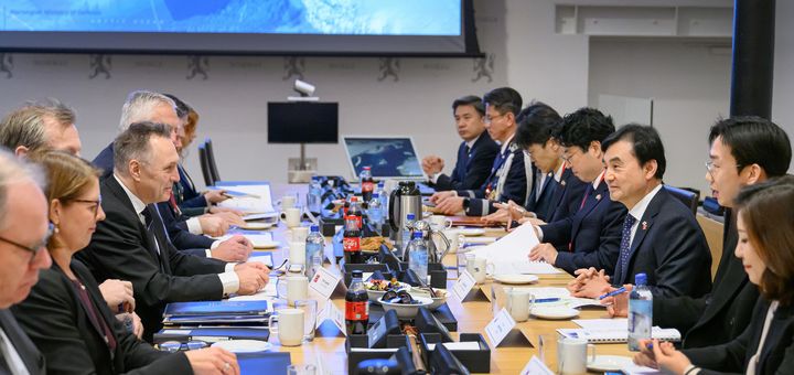 [서울=뉴시스] 안규백 국방부장관은 28일 오전(현지시간) 노르웨이 국방부에서 토레 온슈우스 산드빅 노르웨이 국방장관과 한·노르웨이 국방장관회담을 개최하고, 양국간 국방 및 방산협력 강화 방안에 대해 심도있게 논의했다. (사진=국방부 제공) 2025.11.28. photo@newsis.com *재판매 및 DB 금지