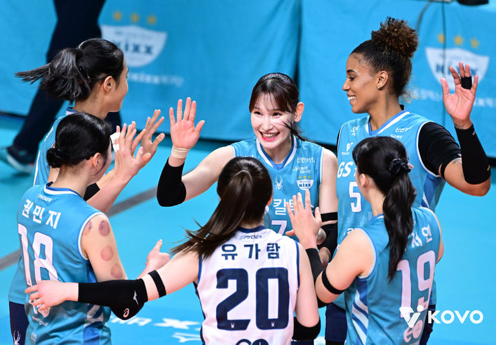 [서울=뉴시스] 여자 프로배구 GS칼텍스 선수들이 28일 서울 장충체육관에서 열린 진에어 2025~2026 V-리그 여자부 정관장과의 경기에서 득점에 성공한 뒤 기뻐하고 있다. (사진=KOVO 제공) 2025.11.28. *재판매 및 DB 금지