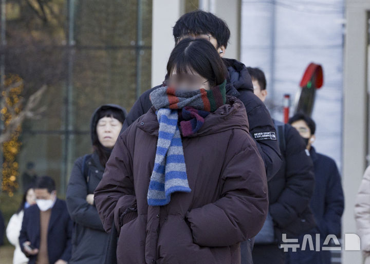 [서울=뉴시스] 김근수 기자 = 영하권 추위를 기록한 28일 오전 서울 여의도 버스환승센터에서 시민들이 출근길에 나서고 있다. 2025.11.28. ks@newsis.com