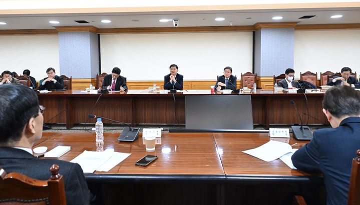 [서울=뉴시스] 구윤철 부총리 겸 기획재정부 장관이 28일 서울 중구 은행연합회에서 시장상황점검회의를 주재하고 있다. (사진=기획재정부 제공) 2025.11.28. photo@newsis.com *재판매 및 DB 금지