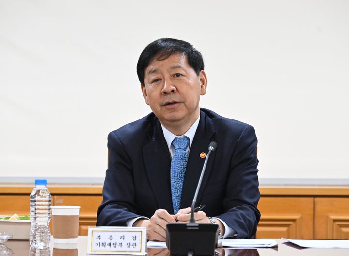 [서울=뉴시스] 구윤철 부총리 겸 기획재정부 장관이 28일 서울 중구 은행연합회에서 시장상황점검회의를 주재하고 있다. (사진=기획재정부 제공) 2025.11.28. photo@newsis.com *재판매 및 DB 금지