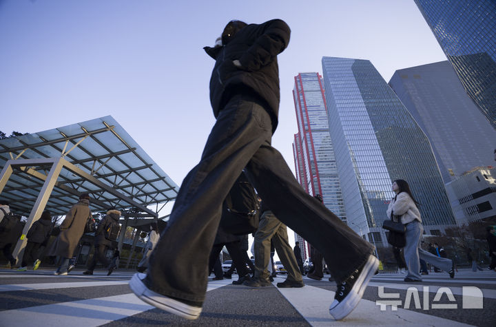 [서울=뉴시스] 김근수 기자 = 사진은 지난달 28일 오전 서울 여의도 버스환승센터에서 시민들이 출근길에 나서고 있는 모습. 2025.11.28. ks@newsis.com