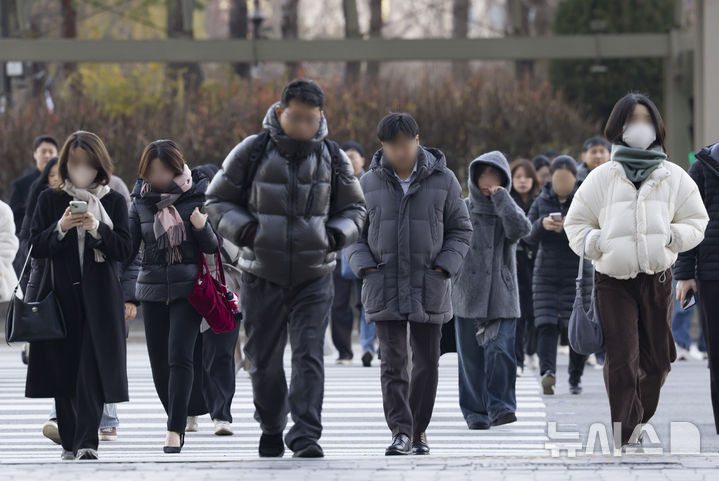 [서울=뉴시스] 김근수 기자 = 영하권 추위를 기록한 28일 오전 서울 여의도 버스환승센터에서 시민들이 출근길에 나서고 있다. 2025.11.28. ks@newsis.com