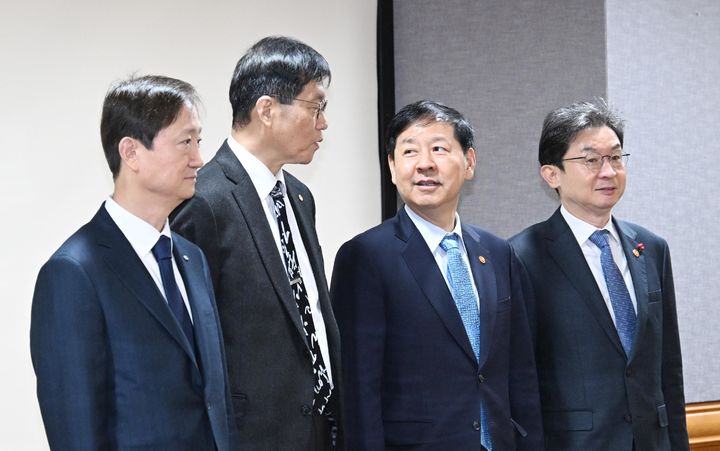 [서울=뉴시스] 구윤철 부총리 겸 기획재정부 장관이 28일 서울 중구 은행연합회에서 열린 시장상황점검회의에 앞서 기념촬영 하고 있다. 왼쪽부터 이찬진 금융감독원장, 이창용 한국은행 총재, 구 부총리, 이억원 금융위원장. (사진=기획재정부 제공) 2025.11.28. photo@newsis.com *재판매 및 DB 금지