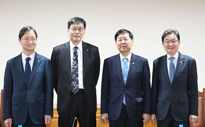 [서울=뉴시스] 구윤철 부총리 겸 기획재정부 장관이 28일 서울 중구 은행연합회에서 열린 시장상황점검회의에 앞서 기념촬영 하고 있다. 왼쪽부터 이찬진 금융감독원장, 이창용 한국은행 총재, 구 부총리, 이억원 금융위원장. (사진=기획재정부 제공) 2025.11.28. photo@newsis.com *재판매 및 DB 금지