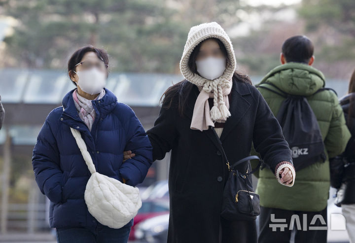[서울=뉴시스] 김근수 기자 = 영하권 추위를 기록한 28일 오전 서울 여의도 버스환승센터에서 시민들이 출근길에 나서고 있다. 2025.11.28. ks@newsis.com