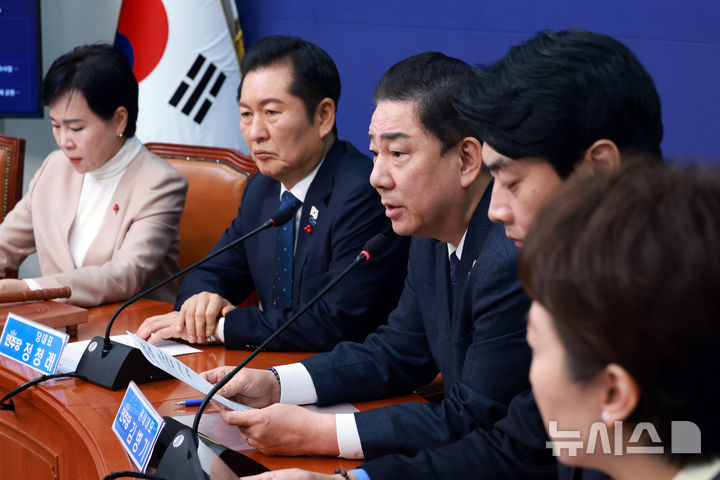 [서울=뉴시스] 고승민 기자 = 김병기 더불어민주당 원내대표가 28일 서울 여의도 국회에서 열린 최고위원회의에서 발언하고 있다. 2025.11.28. kkssmm99@newsis.com