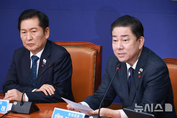 [서울=뉴시스] 고승민 기자 = 김병기 더불어민주당 원내대표가 28일 서울 여의도 국회에서 열린 최고위원회의에서 발언하고 있다. 2025.11.28. kkssmm99@newsis.com