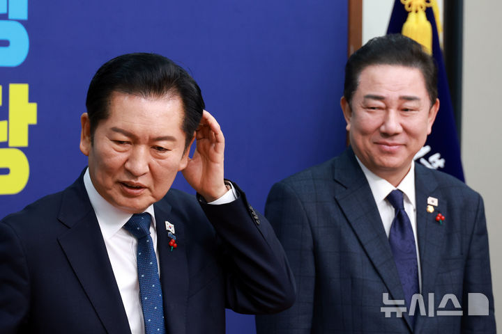 [서울=뉴시스] 고승민 기자 = 더불어민주당 정청래 대표와 김병기 원내대표가 28일 서울 여의도 국회에서 열린 최고위원회의에 참석하고 있다. 2025.11.28. kkssmm99@newsis.com