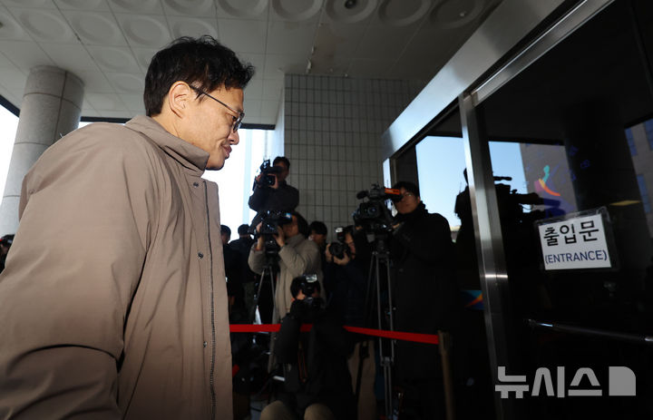 [서울=뉴시스] 최진석 기자 = 박주민 더불어민주당 의원이 28일 서울 양천구 서울남부지방법원에서 열린 국회 패스트트랙(신속처리안건) 충돌 사건 관련 결심공판에 출석하고 있다. 2025.11.27. myjs@newsis.com