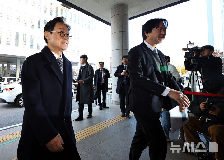 [서울=뉴시스] 최진석 기자 = 박범계 더불어민주당 의원이 28일 서울 양천구 서울남부지방법원에서 열린 국회 패스트트랙(신속처리안건) 충돌 사건 관련 결심공판에 출석하고 있다. 2025.11.27. myjs@newsis.com