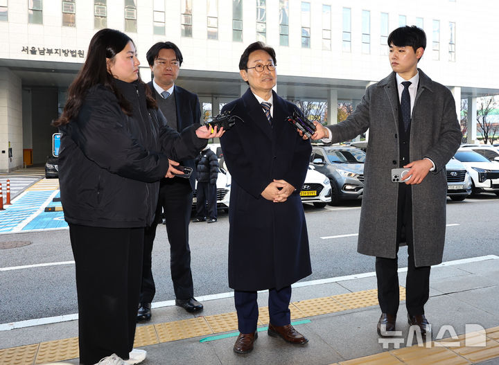 [서울=뉴시스] 최진석 기자 = 박범계 더불어민주당 의원이 28일 서울 양천구 서울남부지방법원에서 열린 국회 패스트트랙(신속처리안건) 충돌 사건 관련 결심공판에 출석하며 취재진의 질문에 답하고 있다. 2025.11.27. myjs@newsis.com