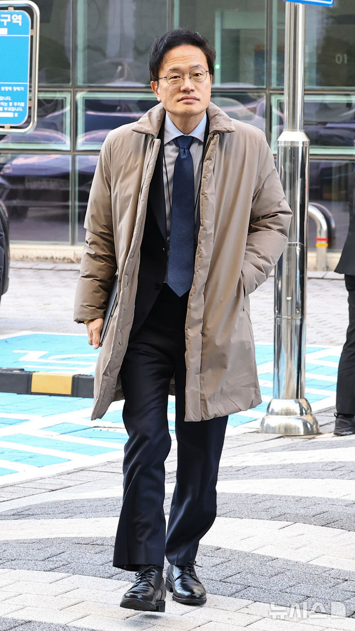 [서울=뉴시스] 최진석 기자 = 박주민 더불어민주당 의원이 28일 서울 양천구 서울남부지방법원에서 열린 국회 패스트트랙(신속처리안건) 충돌 사건 관련 결심공판에 출석하고 있다. 2025.11.27. myjs@newsis.com