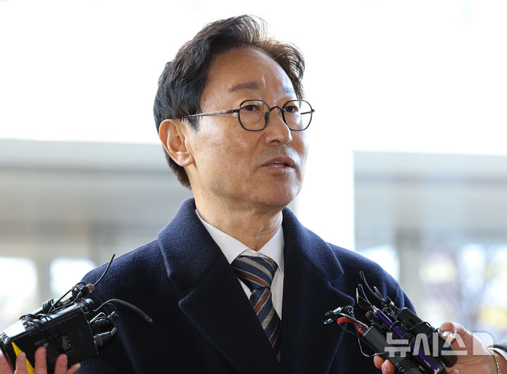 [서울=뉴시스] 최진석 기자 = 박범계 더불어민주당 의원이 28일 서울 양천구 서울남부지방법원에서 열린 국회 패스트트랙(신속처리안건) 충돌 사건 관련 결심공판에 출석하며 취재진의 질문에 답하고 있다. 2025.11.28. myjs@newsis.com