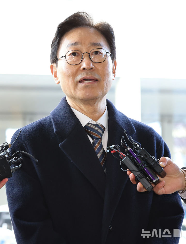 [서울=뉴시스] 최진석 기자 = 박범계 더불어민주당 의원이 28일 서울 양천구 서울남부지방법원에서 열린 국회 패스트트랙(신속처리안건) 충돌 사건 관련 결심공판에 출석하며 취재진의 질문에 답하고 있다. 2025.11.28. myjs@newsis.com