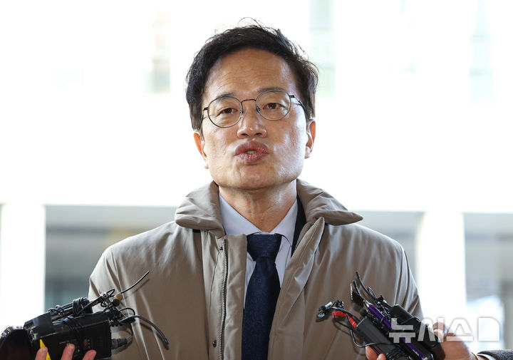 [서울=뉴시스] 최진석 기자 = 박주민 더불어민주당 의원이 28일 서울 양천구 서울남부지방법원에서 열린 국회 패스트트랙(신속처리안건) 충돌 사건 관련 결심공판에 출석하며 취재진의 질문에 답하고 있다. 2025.11.28. myjs@newsis.com