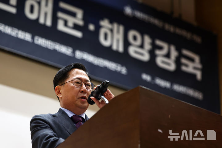 [서울=뉴시스] 김명년 기자 = 유용원 국민의힘 의원이 28일 오전 서울 여의도 국회 의원회관에서 열린 해군창설 80주년 제9회 안보세미나에서 환영사하고 있다. 2025.11.28. kmn@newsis.com