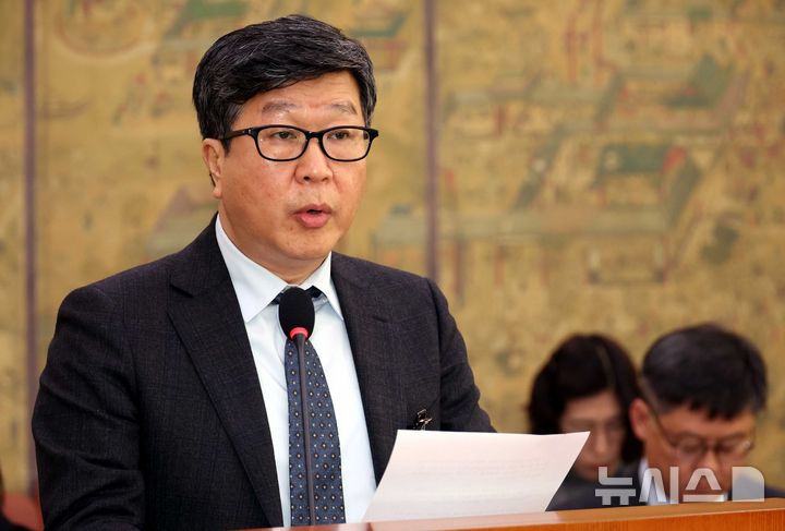 [서울=뉴시스] 조성봉 기자= 편장완 한국예술종합학교 총장이 28일 오전 서울 여의도 국회에서 열린 문화체육관광위원회 전체회의에서 '학교폭력 가해자 한예종 합격' 관련 의원의 질의에 답변하고 있다. 교육부는 올해부터 학교폭력 조치 사항을 입시에 반영하도록 조치했지만, 문체부 소속 한예종은 학교폭력 가해자를 합격시켜 논란을 일으켰다. 2025.11.28. suncho21@newsis.com