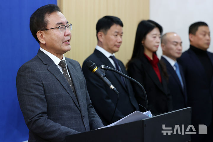 [서울=뉴시스] 조성우 기자 = 순직 해병 특검팀을 이끄는 이명현 특별검사가 지난 28일 오전 서울 서초구 특검 사무실에서 종합 수사 결과를 발표하고 있다. 2025.11.28. xconfind@newsis.com
