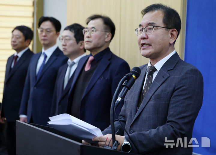 [서울=뉴시스] 조성우 기자 = 순직 해병 특검팀을 이끄는 이명현 특별검사가 지난달 28일 오전 서울 서초구 특검 사무실에서 종합 수사 결과를 발표하고 있다. 2025.11.28. xconfind@newsis.com