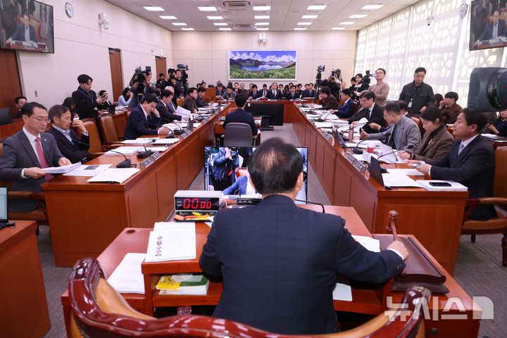 외통위, 체류 금지 국가 방문시 처벌 강화 '여권법' 개정안 의결