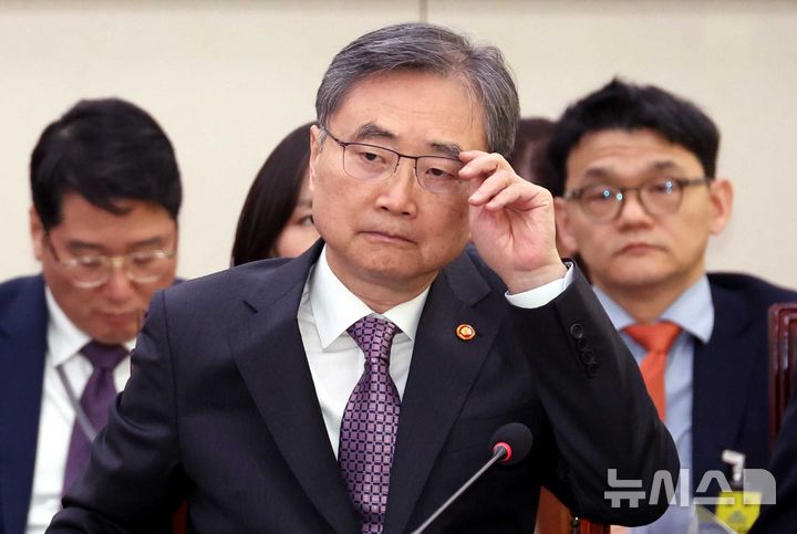 [서울=뉴시스] 조성봉 기자= 조현 외교부 장관이 28일 오전 서울 여의도 국회에서 열린 외교통일위원회 전체회의에서 안경을 고쳐쓰고 있다. 2025.11.28. suncho21@newsis.com