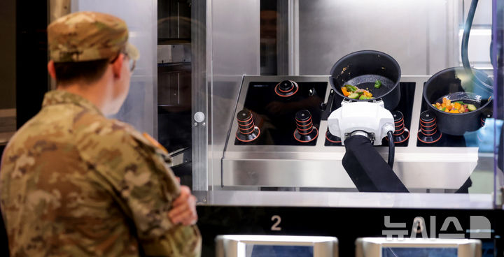 [대구=뉴시스] 이무열 기자 = 지난해 11월28일 대구 남구 주한미군 제19 지원사령부 캠프워커에 설치된 자동화 식당인 ‘마켓 19’에서 한 미군이 로봇이 조리하는 급식을 기다리고 있다. (사진=뉴시스DB) lmy@newsis.com