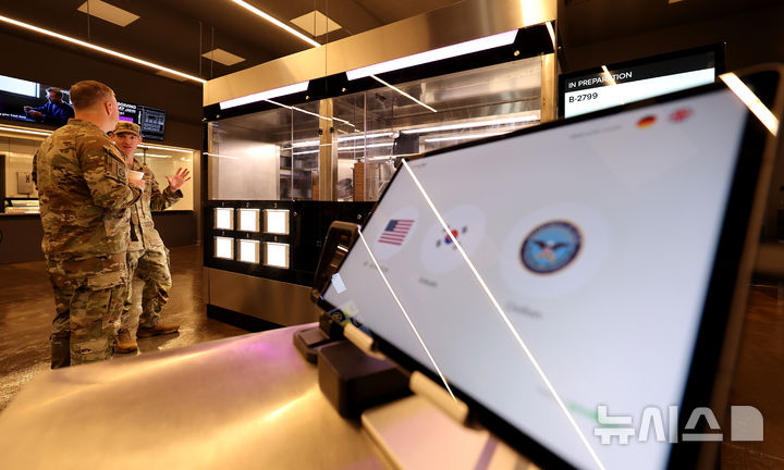 [대구=뉴시스] 이무열 기자 = 28일 대구 남구 주한미군 제19 지원사령부 캠프워커에 설치된 자동화 식당인 마켓 19에서 미군들이 로봇이 조리하는 급식을 기다리고 있다. 제19 지원사령부는 자동화 기술이 미군 급식 운영을 어떻게 향상시킬 수 있을지 탐구하기 위해 캠프워커에서 미 육군 최초로 자동화 식당을 이달부터 6개월간 시범 운영한다. 2025.11.28. lmy@newsis.com