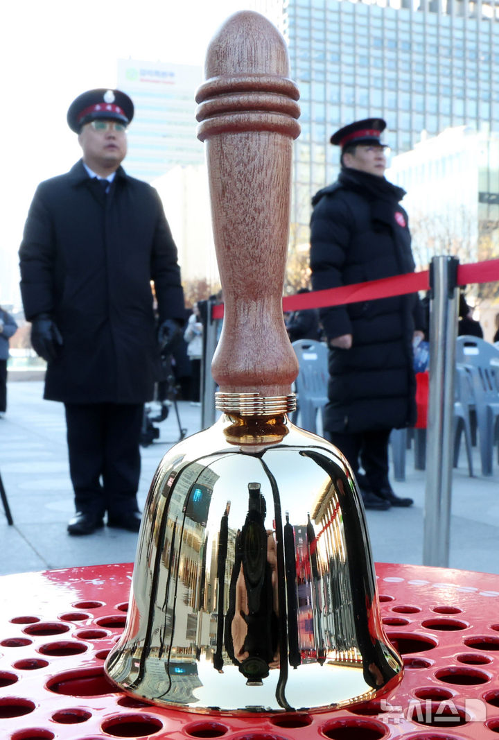 [서울=뉴시스] 추상철 기자 = 28일 오전 서울 종로구 광화문광장에서 열린 '2025 구세군 자선냄비 시종식'에서 자선냄비 위에 종이 놓여 있다. 2025.11.28. scchoo@newsis.com