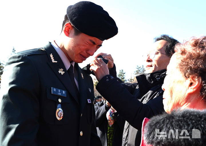 [광주(경기)=뉴시스] 김종택기자 = 28일 경기 광주시 오포읍 육군 특수전학교에서 열린 '특전부사관 261기 임관식'에서 한 특전부사관 가족들이 계급장을 달아주고 있다. 2025.11.28. jtk@newsis.com