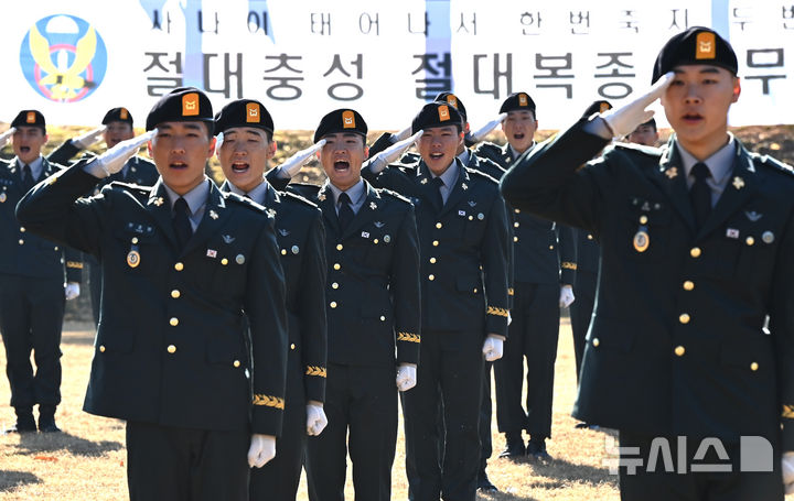 [광주(경기)=뉴시스] 김종택기자 = 28일 경기 광주시 오포읍 육군 특수전학교에서 열린 '특전부사관 261기 임관식'에서 특전부사관들이 경례하고 있다. 2025.11.28. jtk@newsis.com