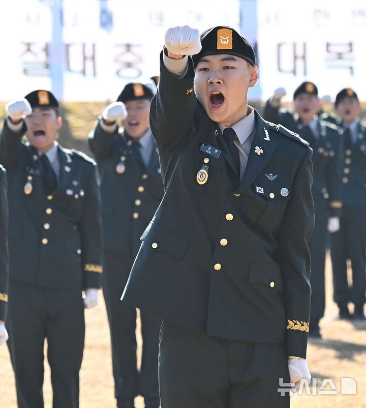 [광주(경기)=뉴시스] 김종택기자 = 28일 경기 광주시 오포읍 육군 특수전학교에서 열린 '특전부사관 261기 임관식'에서 특전부사관들이 신조제창을 하고 있다. 2025.11.28. jtk@newsis.com