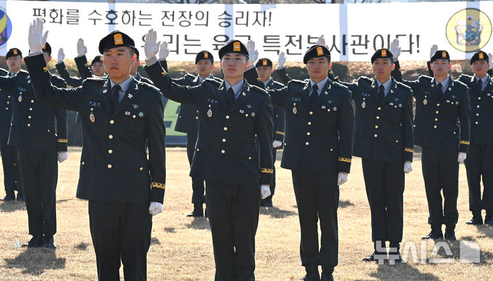 [광주(경기)=뉴시스] 김종택기자 = 28일 경기 광주시 오포읍 육군 특수전학교에서 열린 '특전부사관 261기 임관식'에서 특전부사관들이 선서를 하고 있다. 2025.11.28. jtk@newsis.com