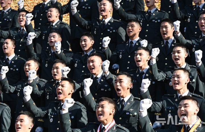 [광주(경기)=뉴시스] 김종택기자 = 28일 경기 광주시 오포읍 육군 특수전학교에서 열린 '특전부사관 261기 임관식'에서 특전부사관들이 구호를 외치고 있다. 2025.11.28. jtk@newsis.com