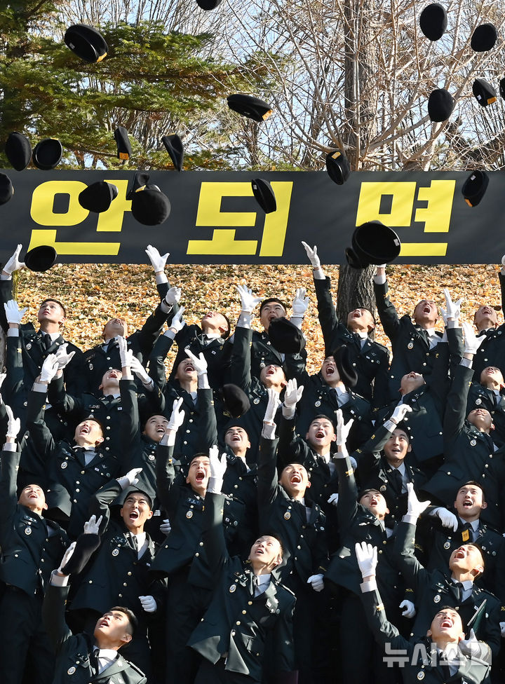 [광주(경기)=뉴시스] 김종택기자 = 28일 경기 광주시 오포읍 육군 특수전학교에서 열린 '특전부사관 261기 임관식'에서 특전부사관들이 검은 베레모를 던지고 있다. 2025.11.28. jtk@newsis.com