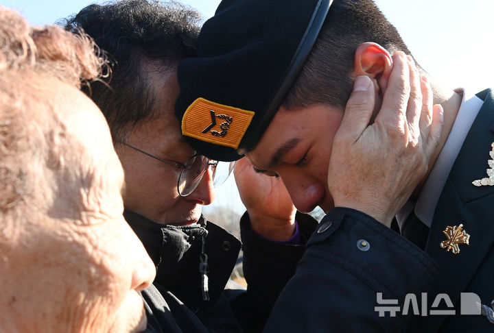 [광주(경기)=뉴시스] 김종택기자 = 28일 경기 광주시 오포읍 육군 특수전학교에서 열린 '특전부사관 261기 임관식'에서 한 특전부사관 가족들이 계급장을 달아준 뒤 포옹하고 있다. 2025.11.28. jtk@newsis.com