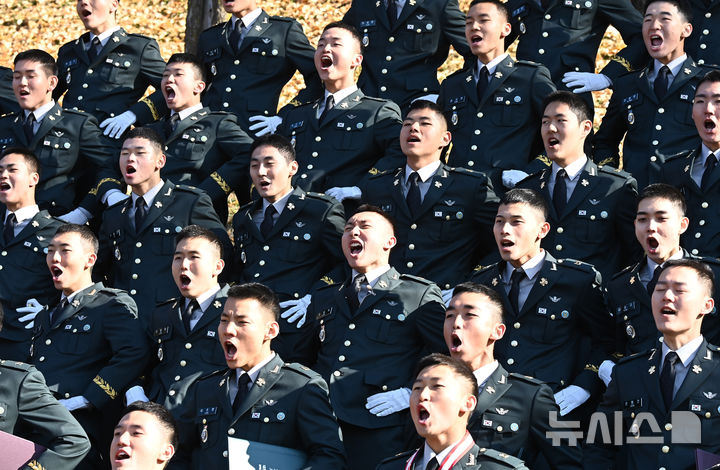 [광주(경기)=뉴시스] 김종택기자 = 28일 경기 광주시 오포읍 육군 특수전학교에서 열린 '특전부사관 261기 임관식'에서 특전부사관들이 구호를 외치고 있다. 2025.11.28. jtk@newsis.com