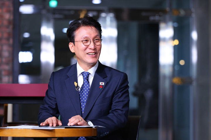 [서울=뉴시스] 추상철 기자 = 김민석 국무총리가 28일 대전 충남대학교에서 열린 '제5차 K-토론나라 - 미래대화 1·2·3 #청년금융'에서 참석자와 대화하고 있다. (사진= 총리실 제공) 2025.11.28. photo@newsis.com *재판매 및 DB 금지