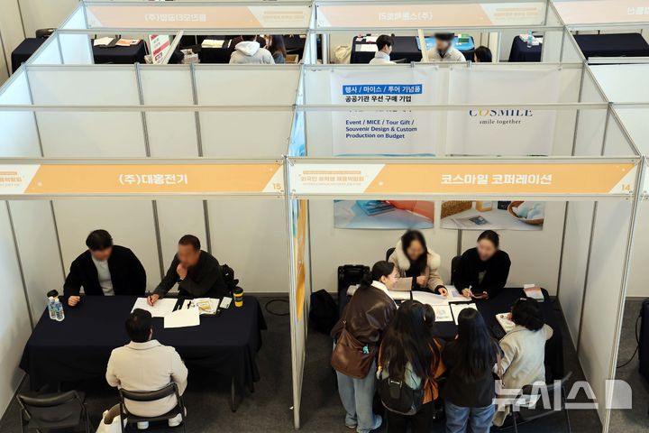  [부산=뉴시스] 하경민 기자 = '2025년도 K-수출전사 아카데미 외국인 유학생 채용박람회'가 열린 지난달 28일 부산 금정구 부산외국어대학교 만오기념홀에서 외국인 유학생들이 취업상담을 받고 있다. 이날 행사에는 31개 기업과 유관기관 7곳 등이 참가해 외국인 유학생을 대상으로 취업상담을 진행했다. 2025.11.28. yulnetphoto@newsis.com